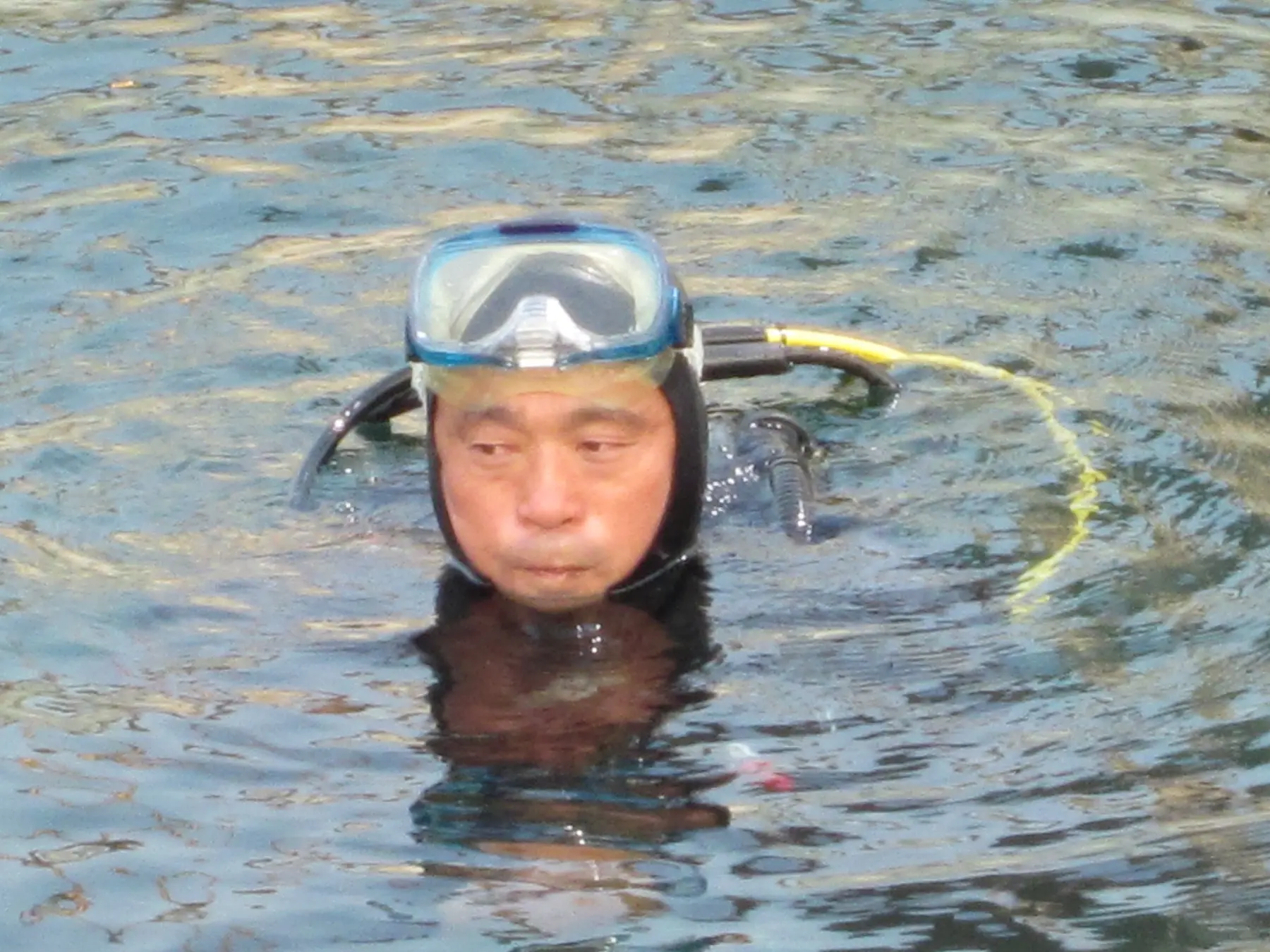 映画撮影時に水面で待機するダイバー