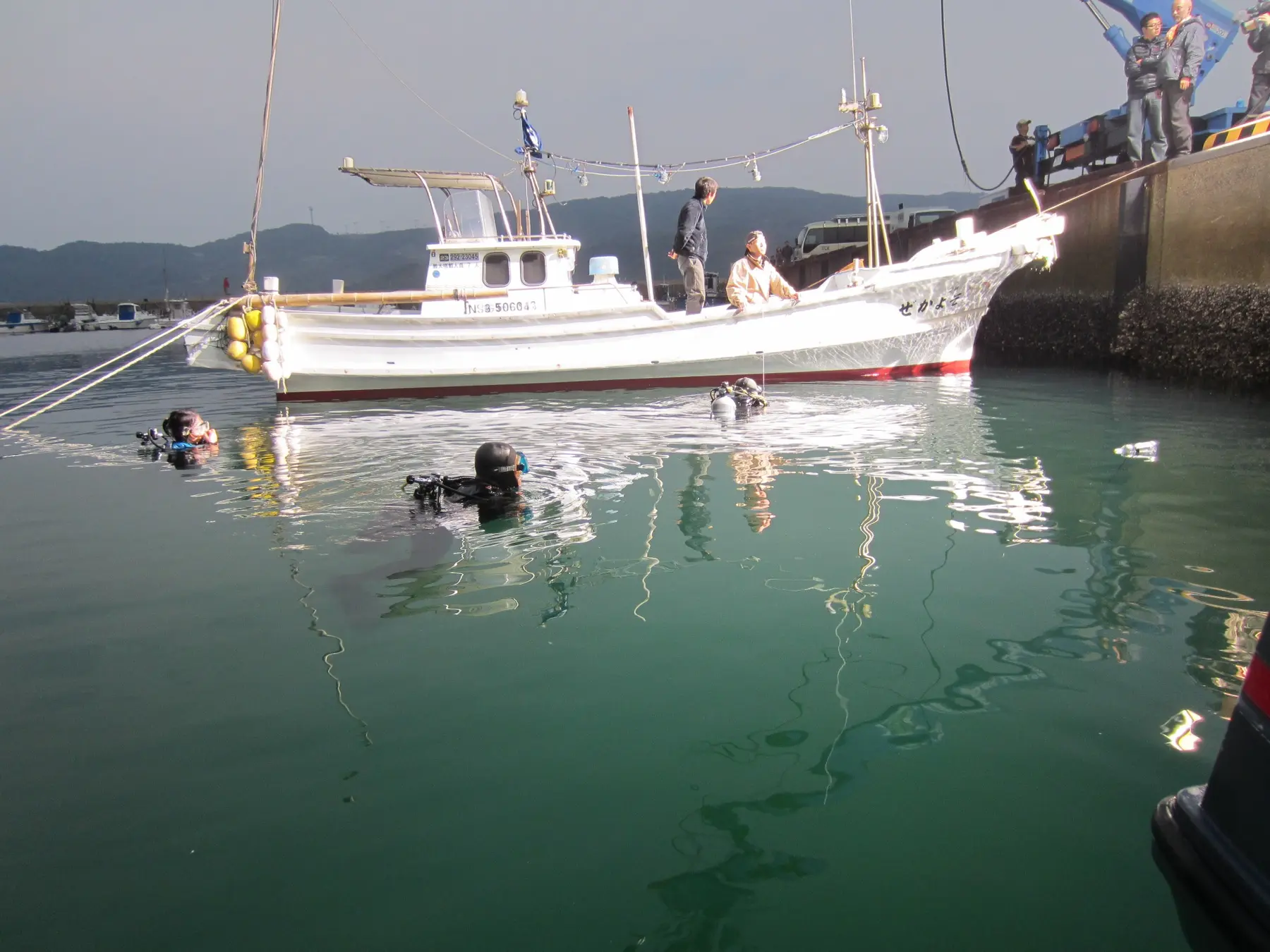 漁船と潜水スタッフによる映画撮影時の海上風景