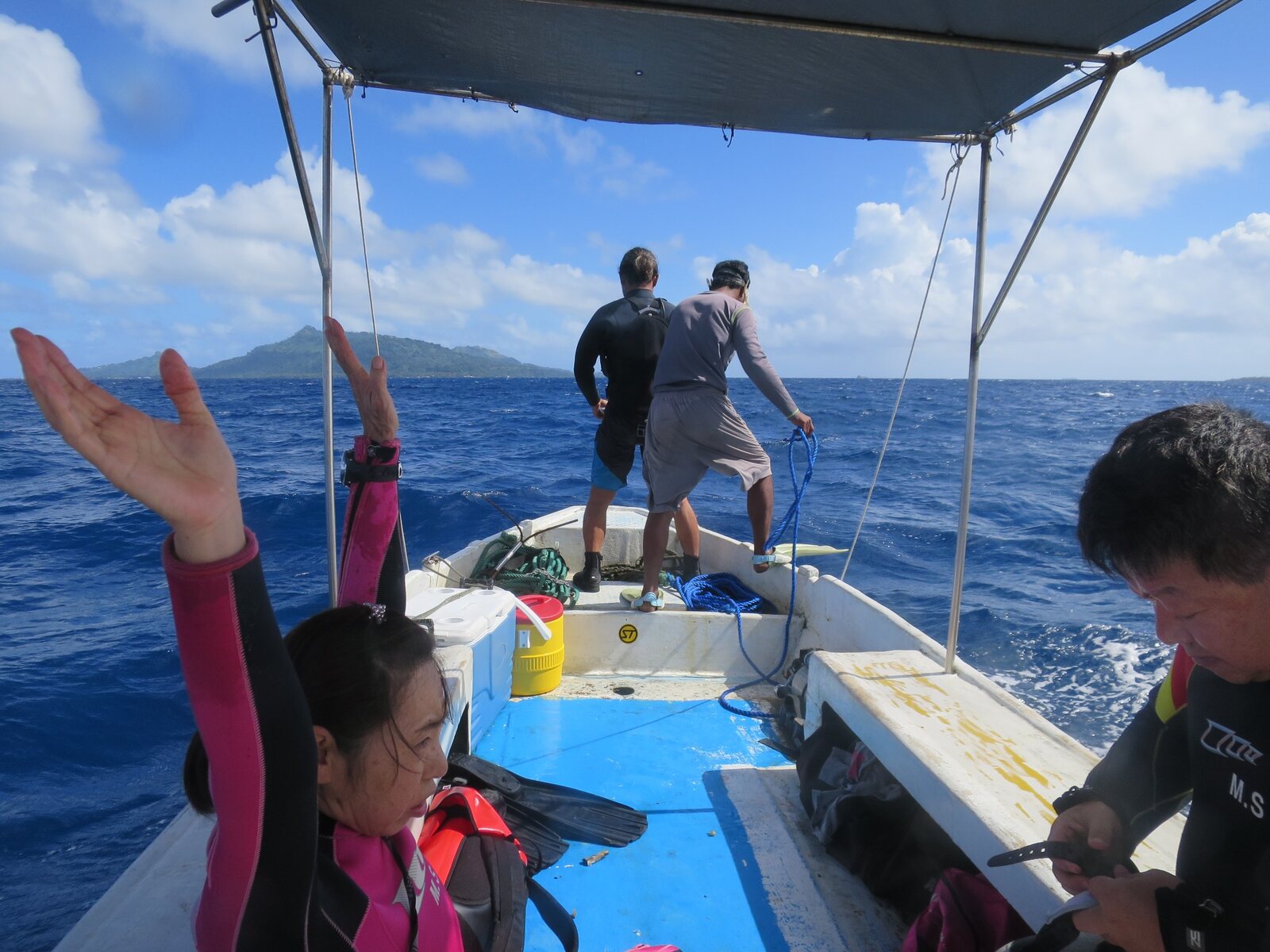 チュークの海を走るダイビングボートの船上