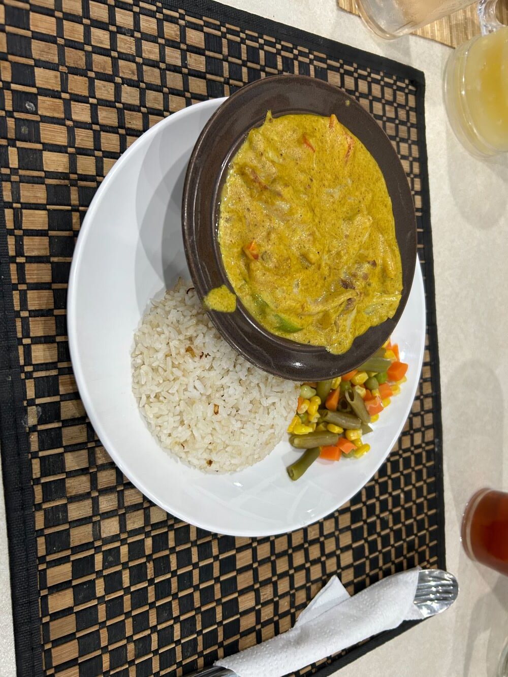 ホテルレストランのカレーとライス