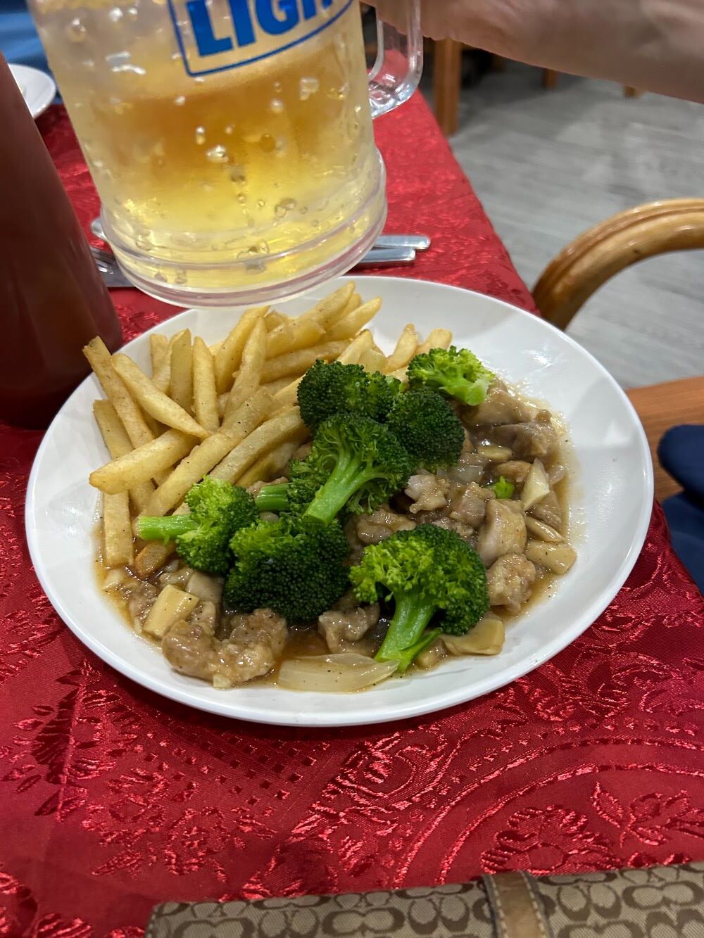 ホテルレストランの肉料理とブロッコリー