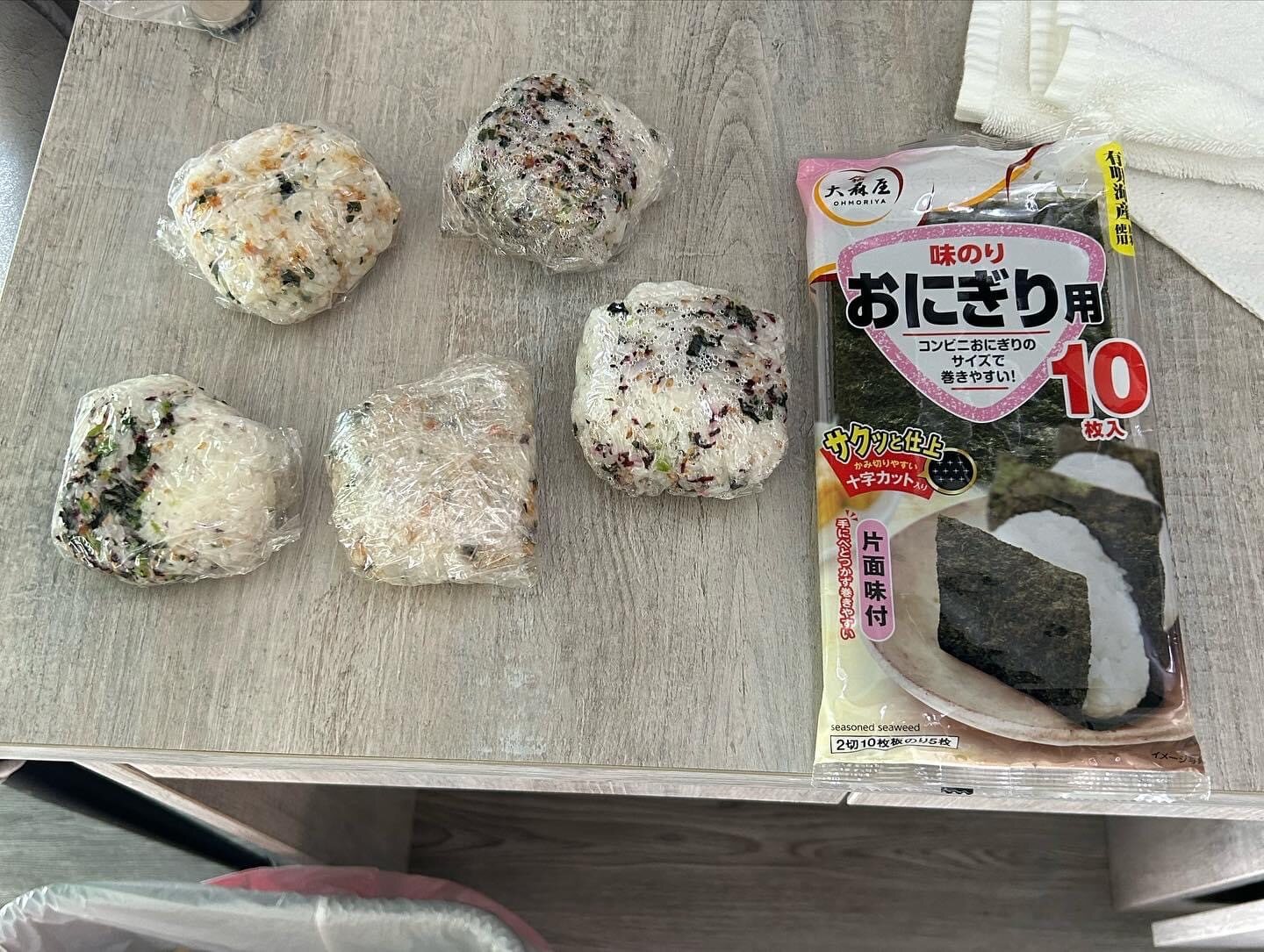 ふりかけと海苔で作ったおにぎり