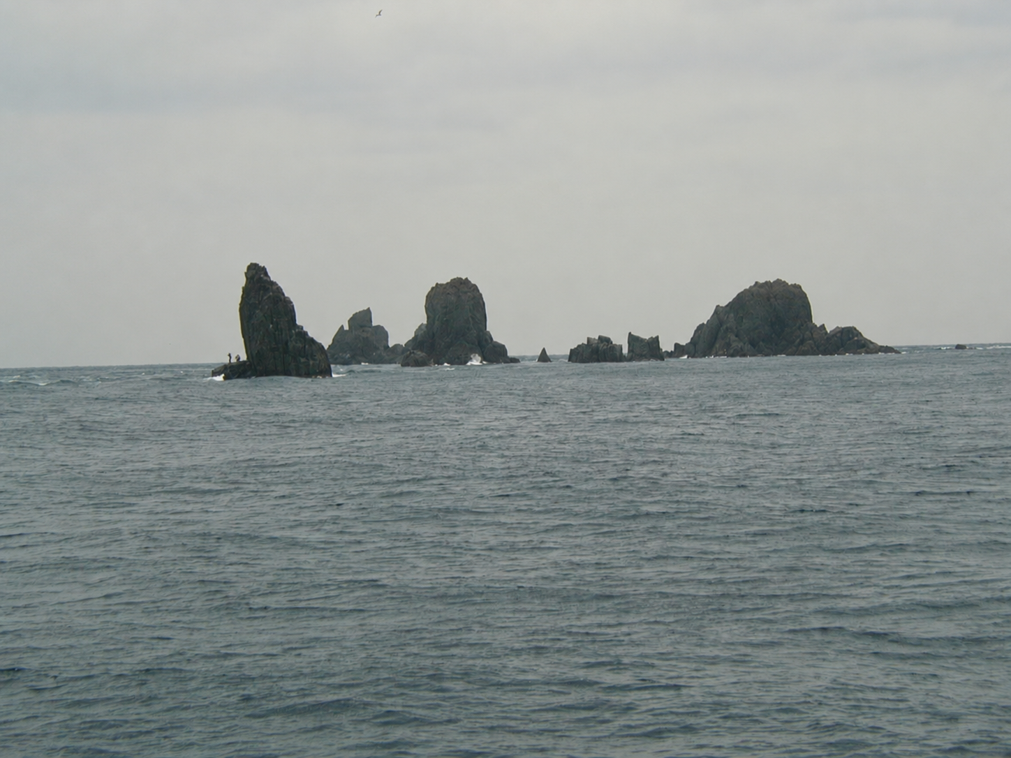 海上から望む男女群島の岩礁