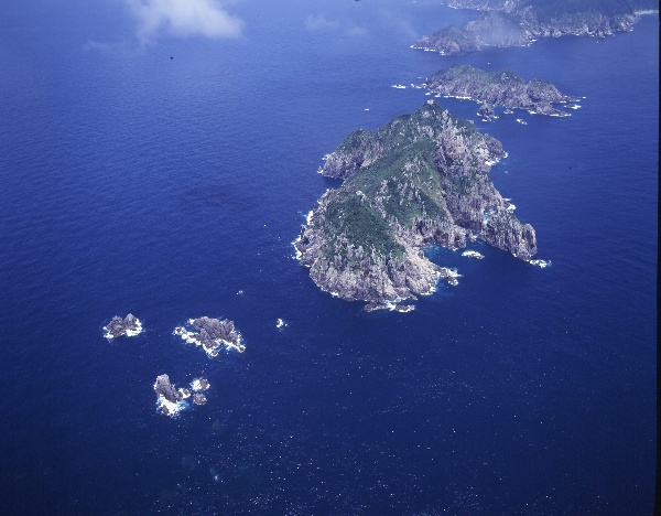 白波に囲まれた男女群島