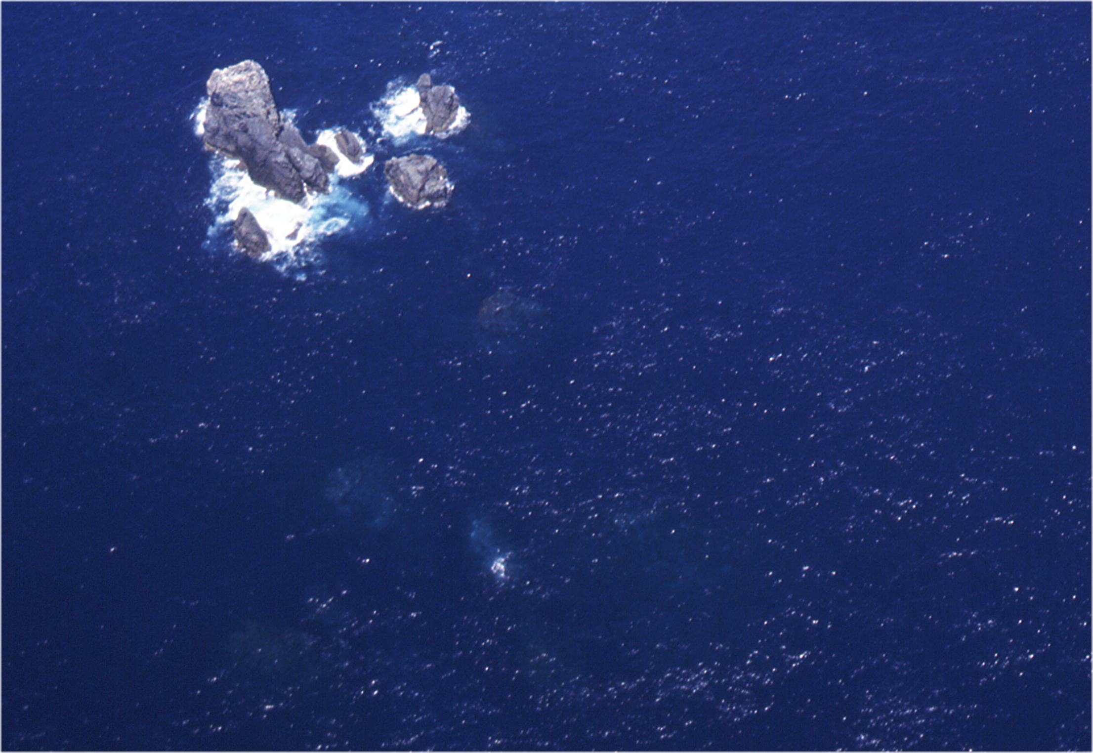 男女群島の青い海と水中地形