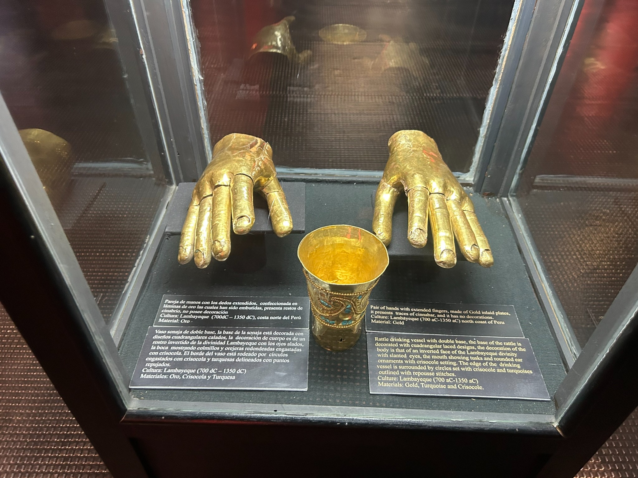 黄金製の手と杯の展示