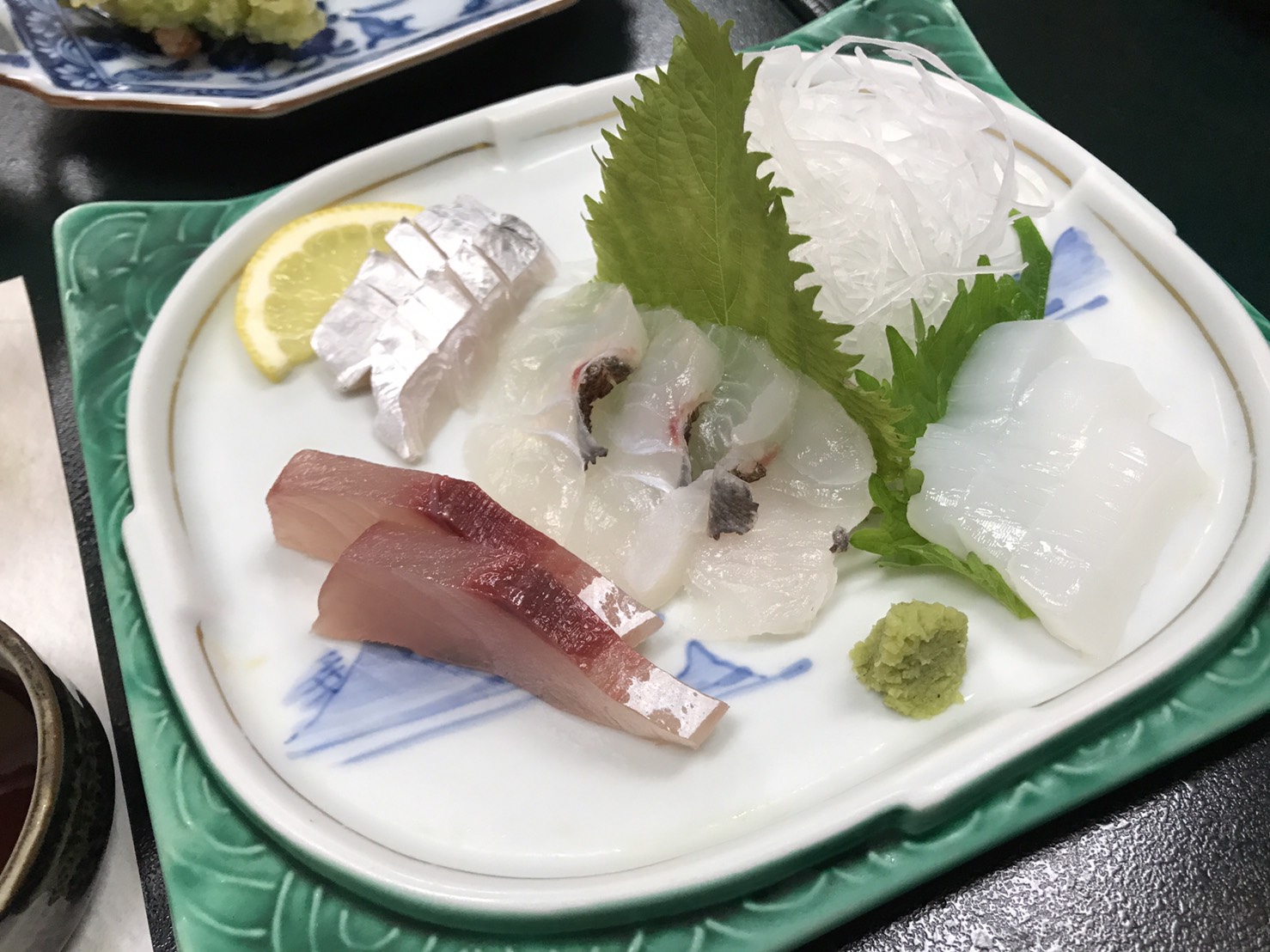 民宿エビ屋(若松町)の新鮮な魚とイカの刺身