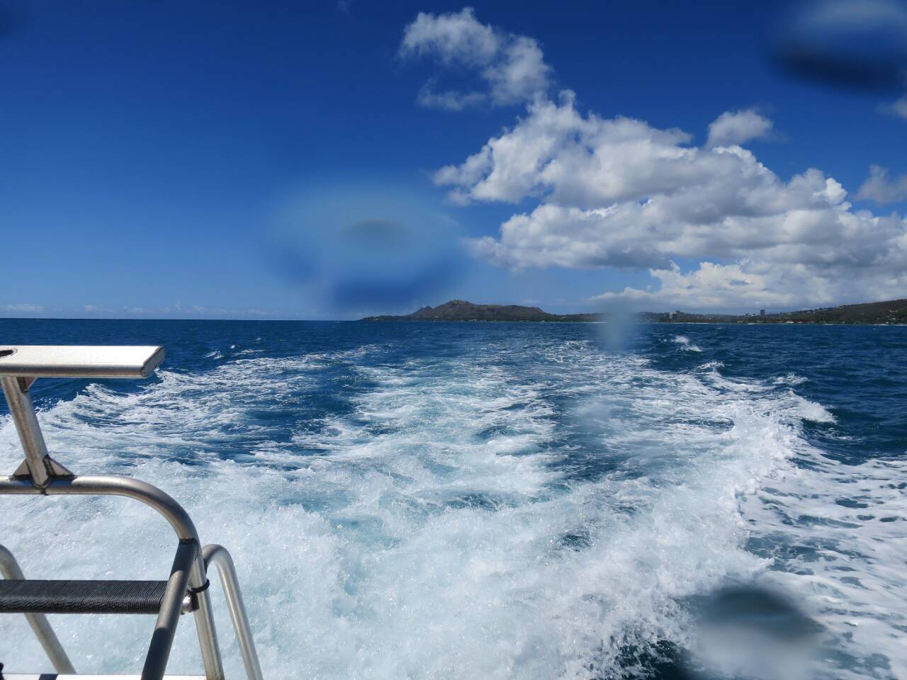 オアフ島の海を進むダイビングボートからの景色