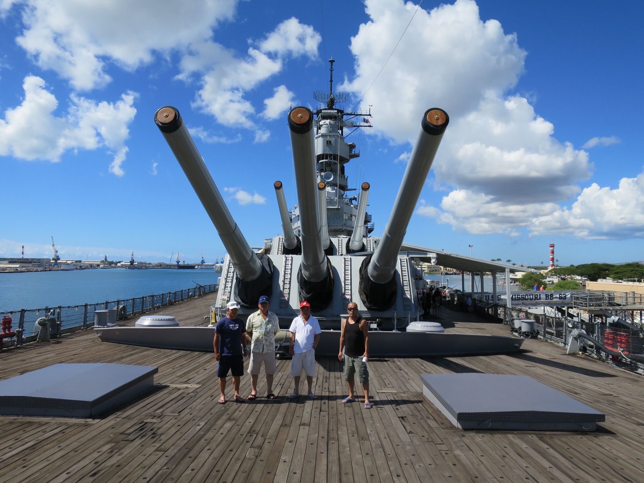 青空の下にそびえる戦艦ミズーリの主砲とnikiたち