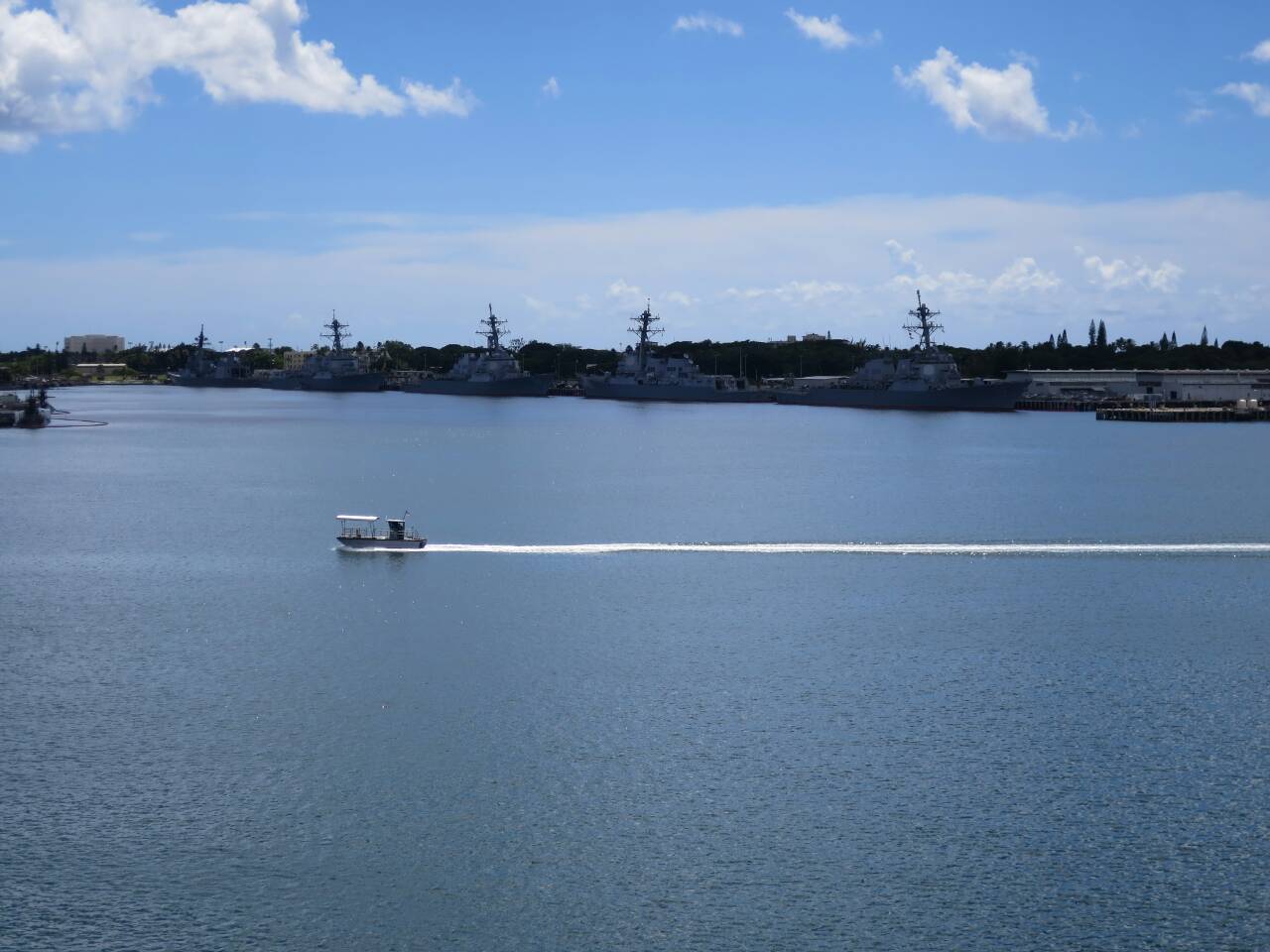 静かな海面と艦船が見える現在の真珠湾