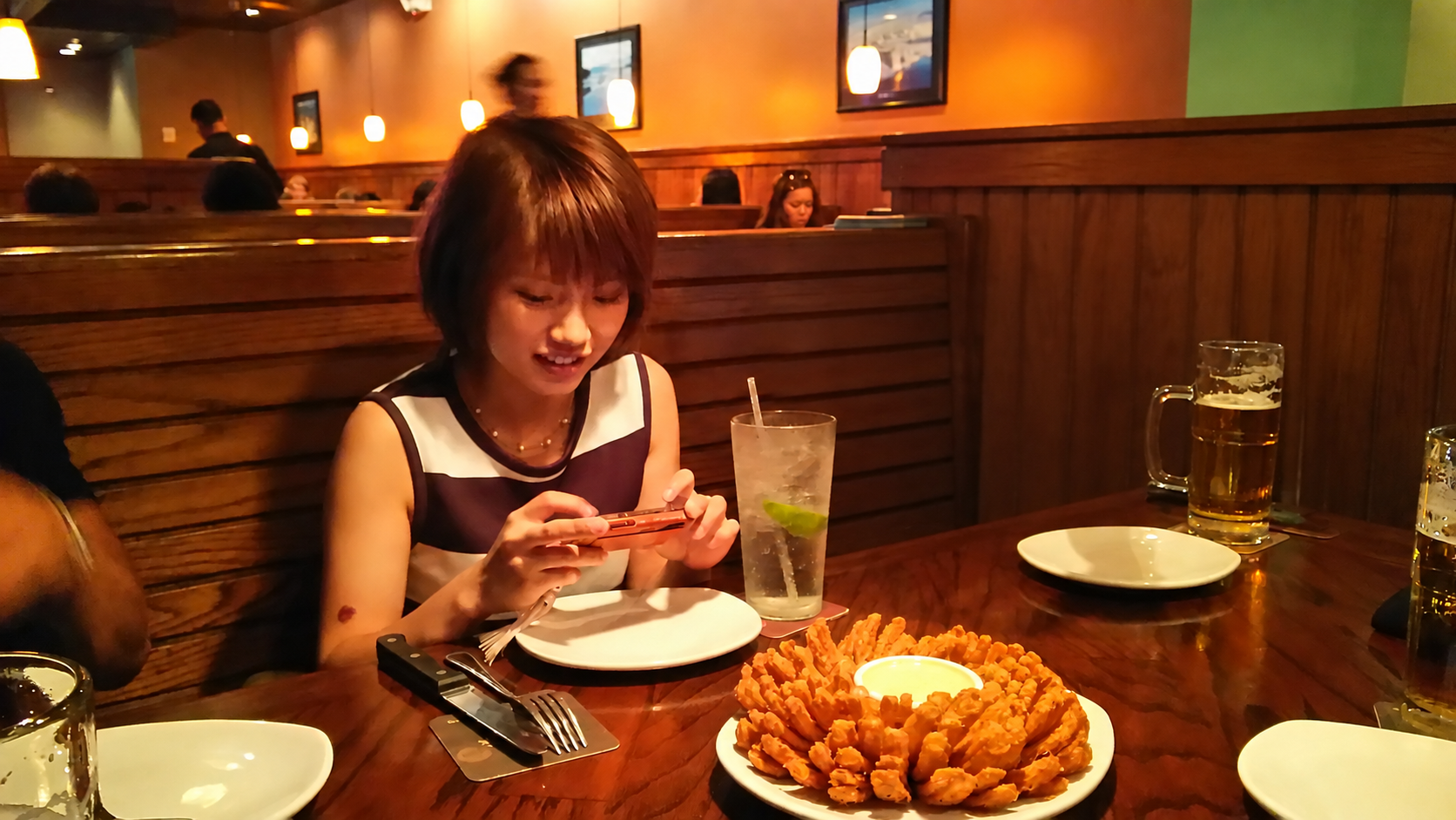 レストランで味わう大きなブルーミングオニオン