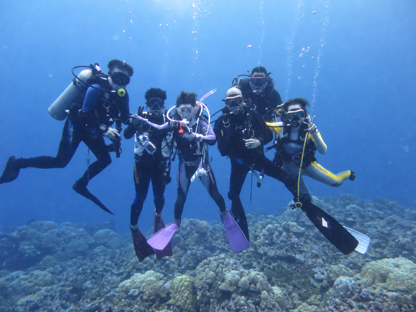 マジュロの海を潜るダイバーの集合写真