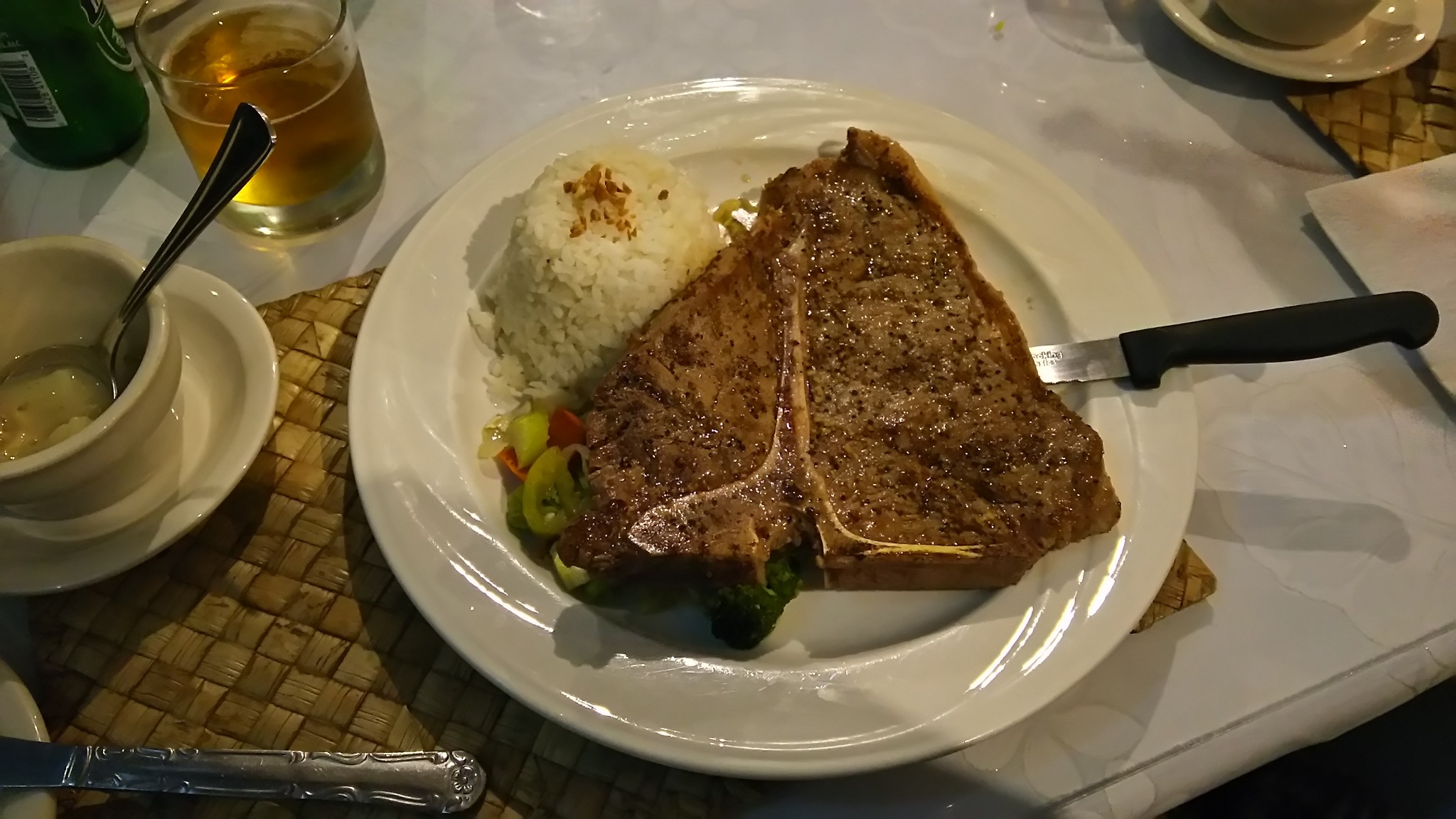 nikiの大好物である大きなTボーンステーキ