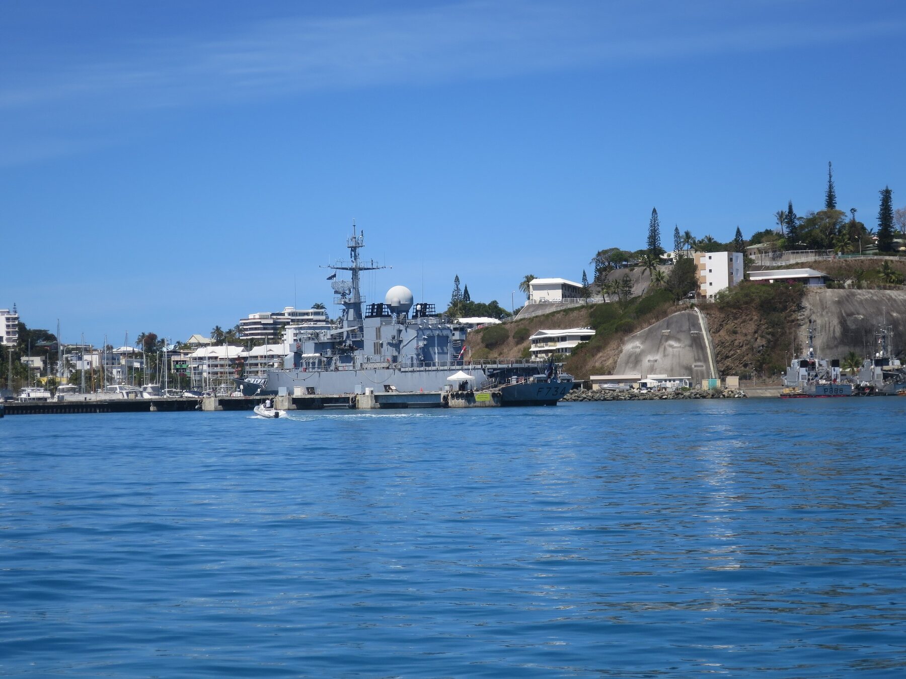 ヌメア港に停泊するフランス海軍の艦艇