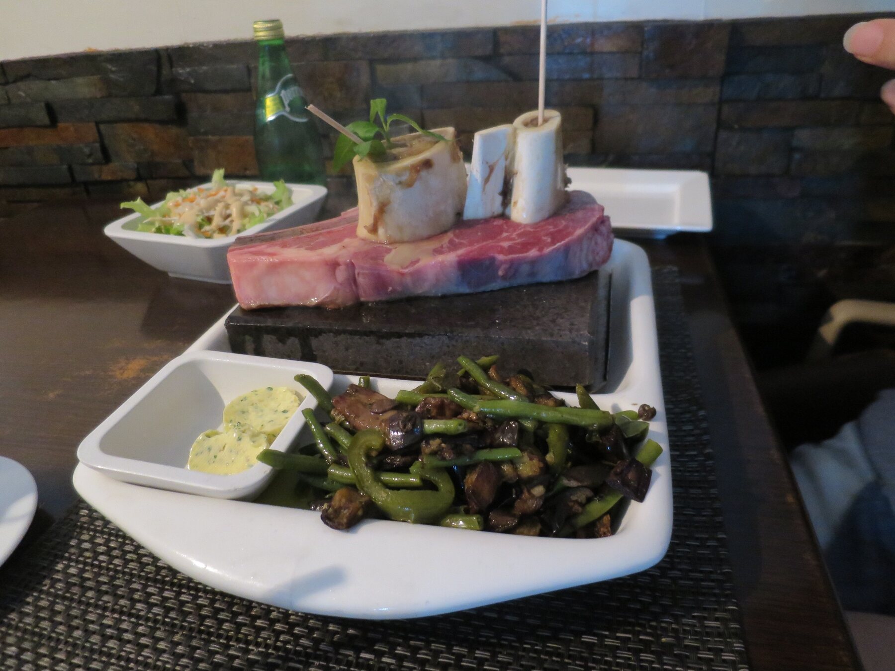 ニューカレドニアで味わった厚切りステーキ