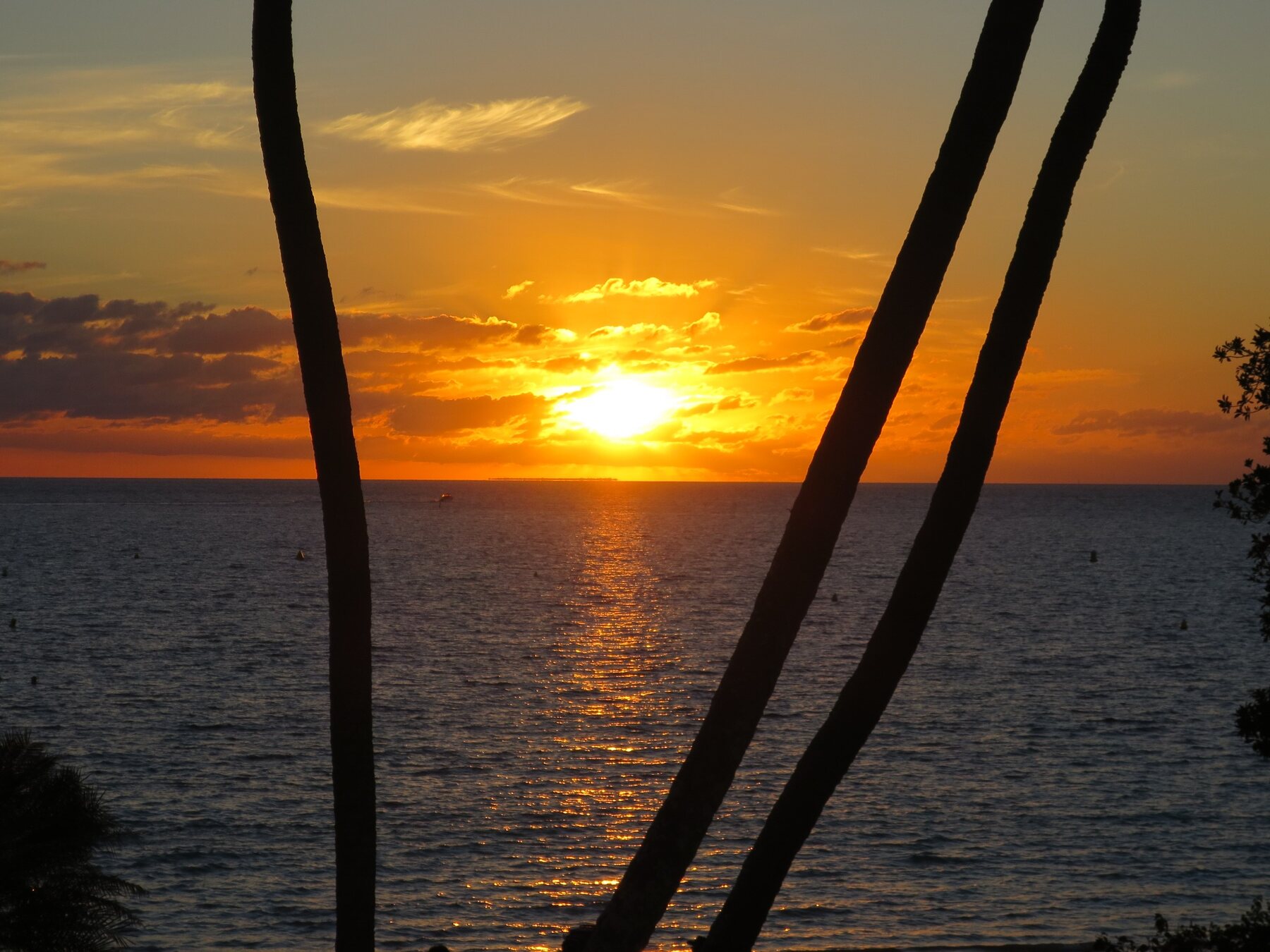 ニューカレドニアの海へ沈む夕日