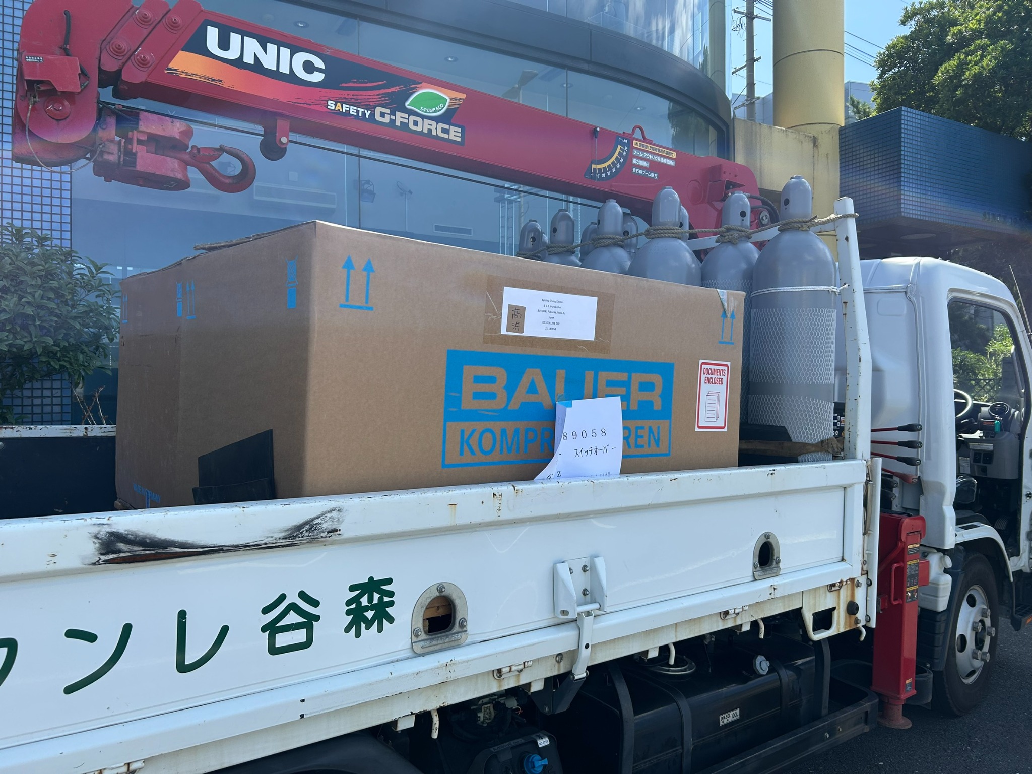 BAUERコンプレッサーの箱と300bar親瓶