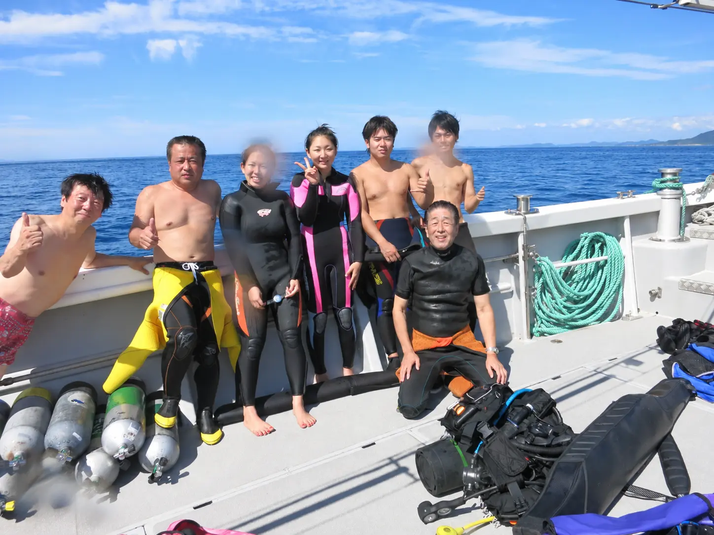オオビキ島へ向かったダイバーの船上集合写真