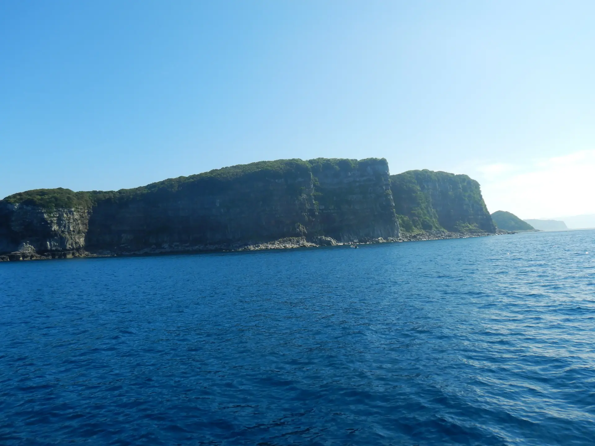 海上から望むオオビキ島の断崖
