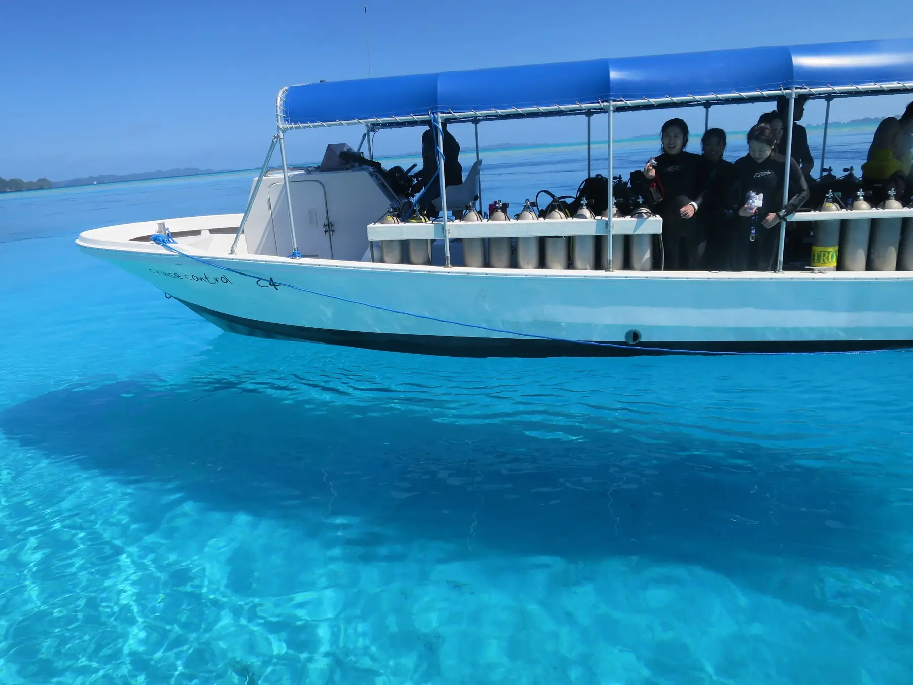 海底まで透けて見えるパラオの海とダイビングボート