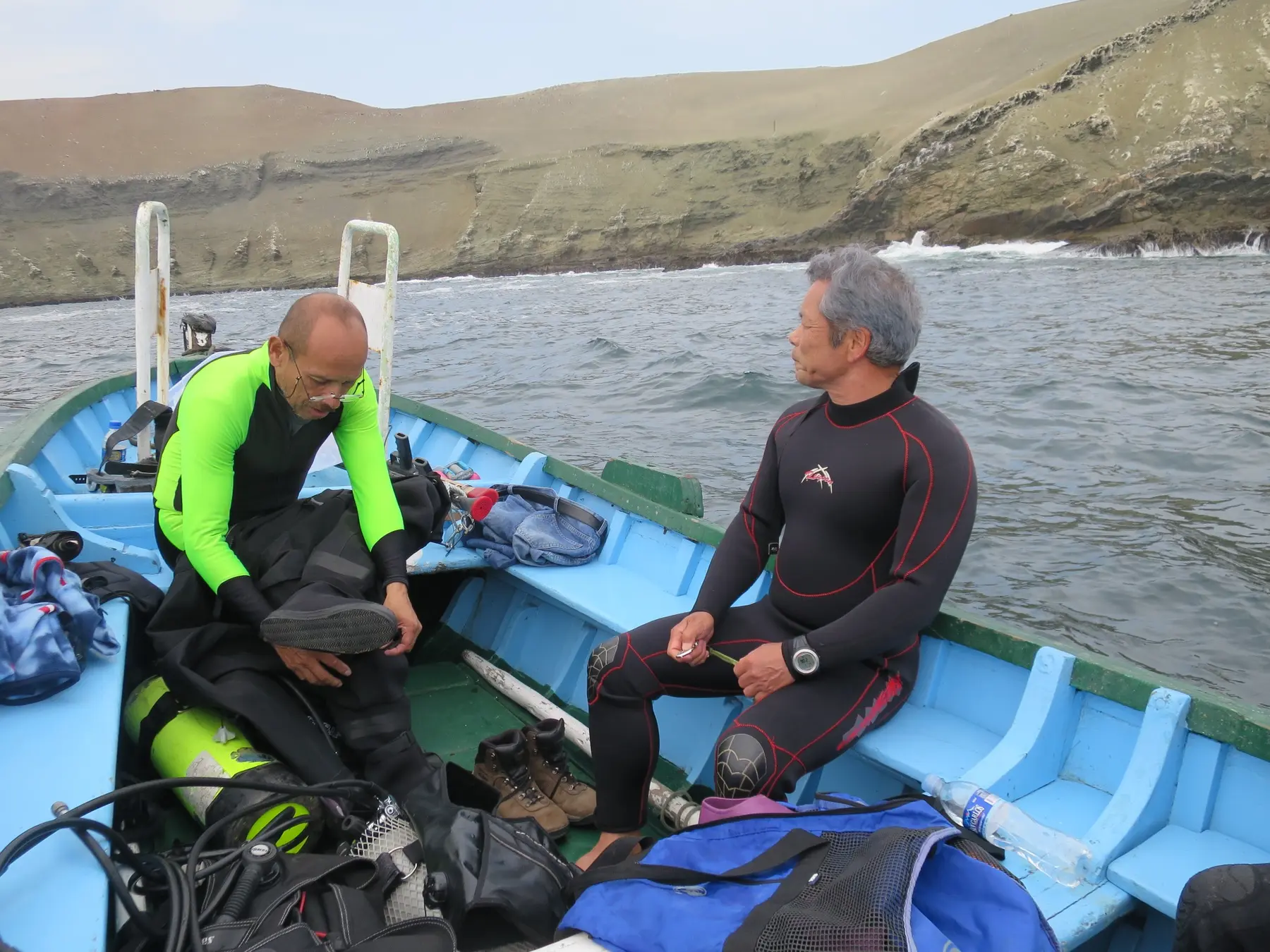 大シケのペルーの海でダイビング準備をする大原氏