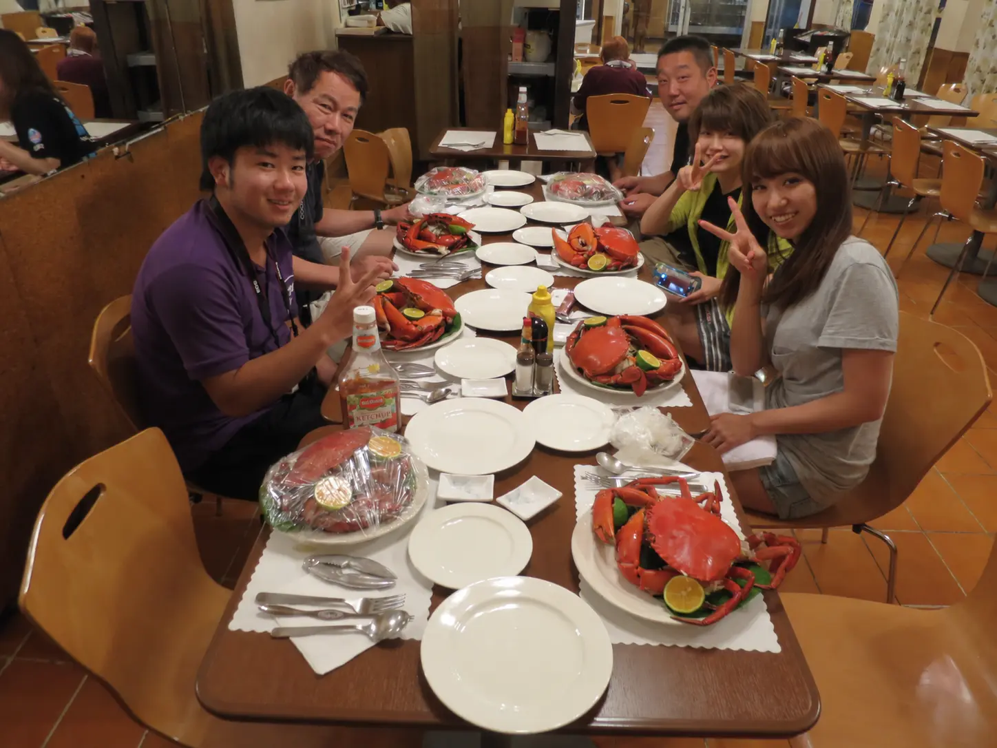 市場で買ったマングローブガニを囲む食事風景