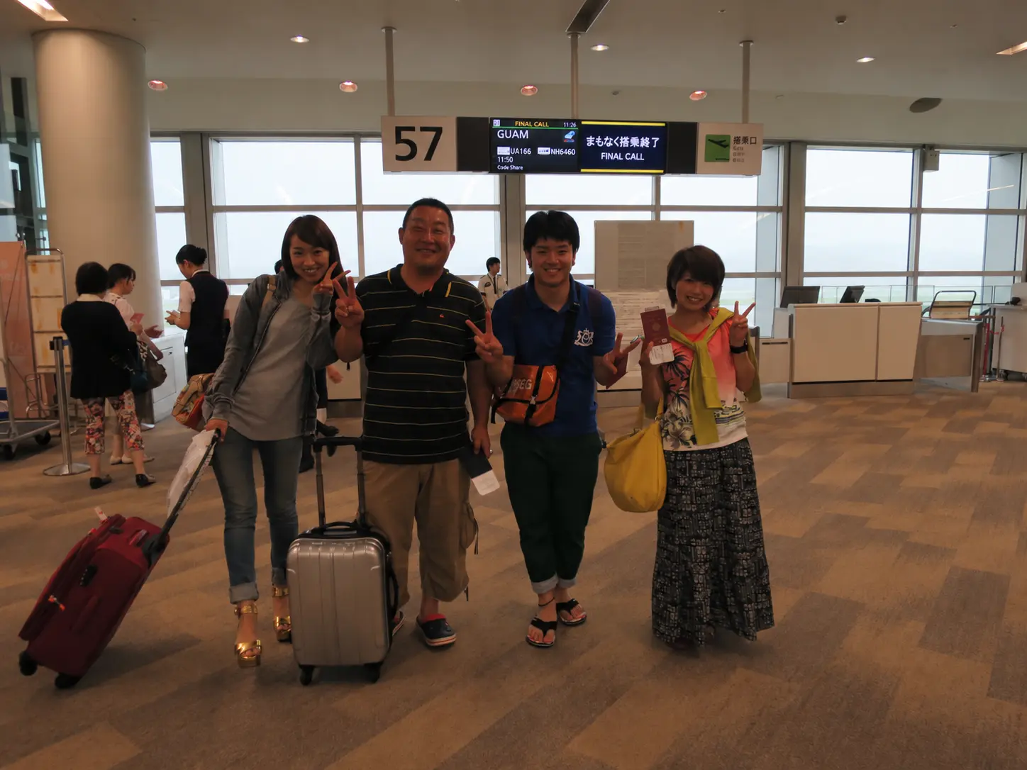 福岡空港国際線での出発前の集合写真