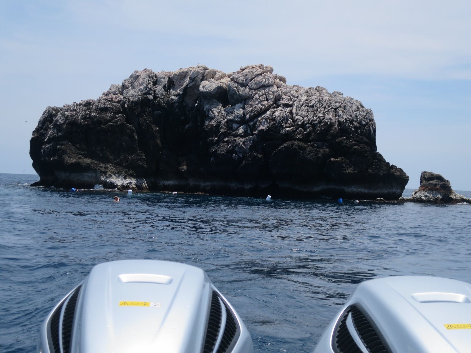 海上にそびえるセイルロック