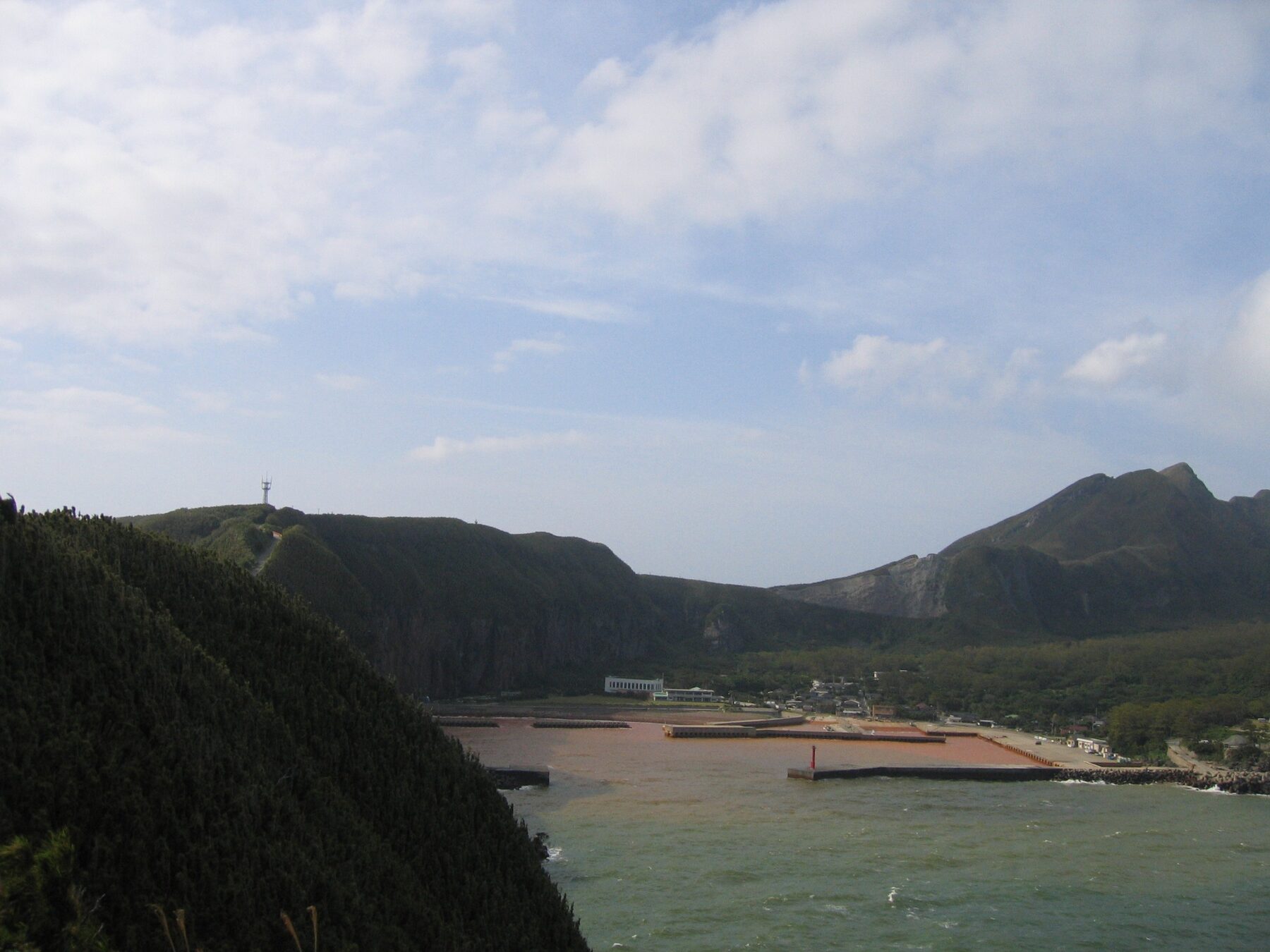 硫黄岳と赤褐色の海が広がる薩摩硫黄島の港