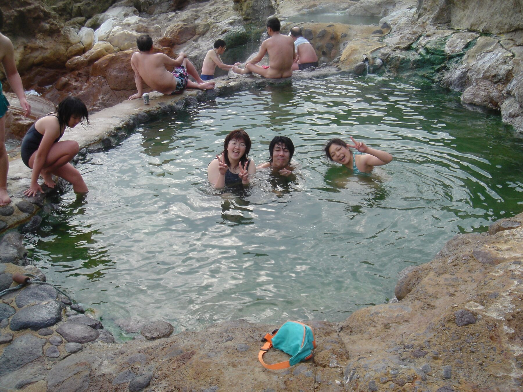 水着で薩摩硫黄島の天然温泉を楽しむ様子