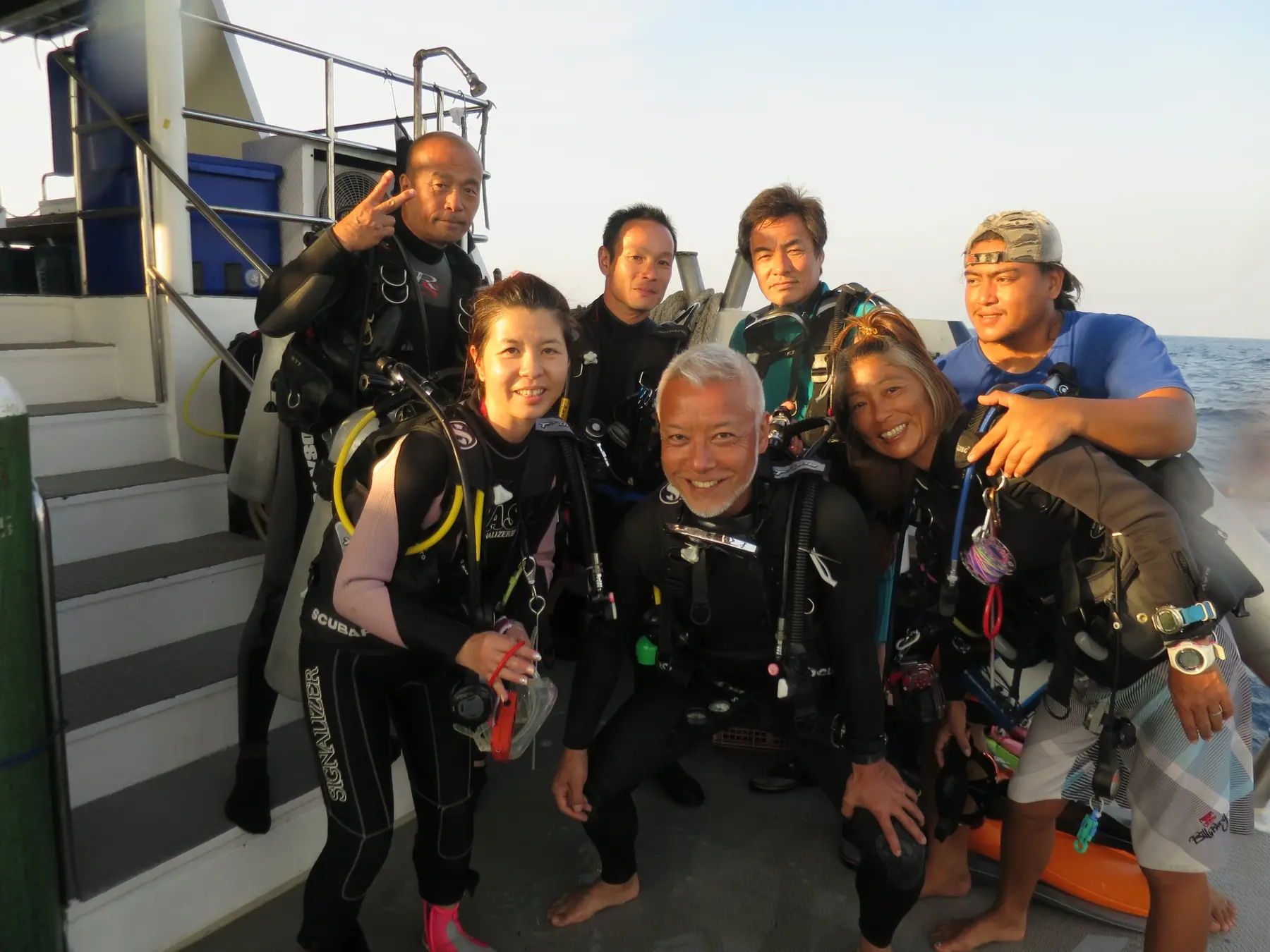 船上に集まったダイバーたちと前列右のガイドあやこさん