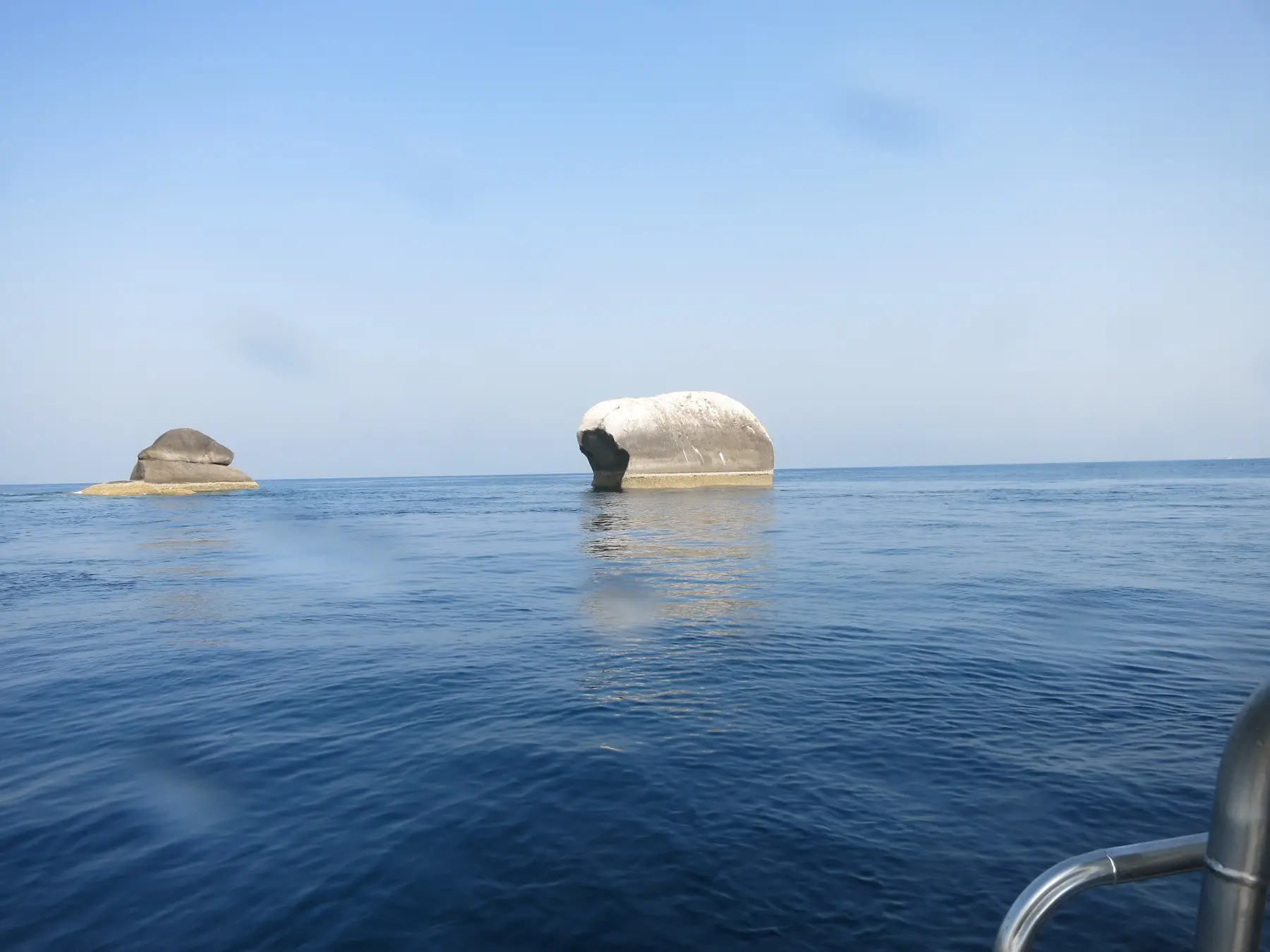 シミラン諸島の海に浮かぶ奇岩