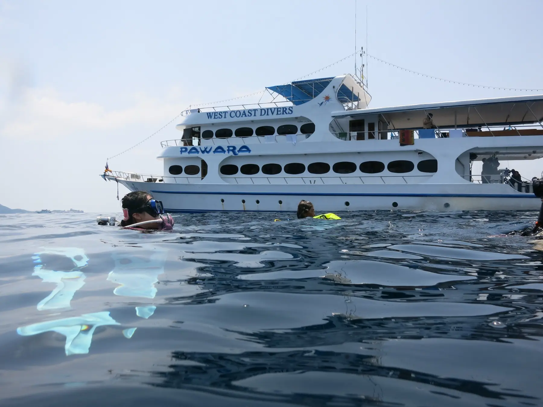 海上から見たシミランのダイブクルーズ船