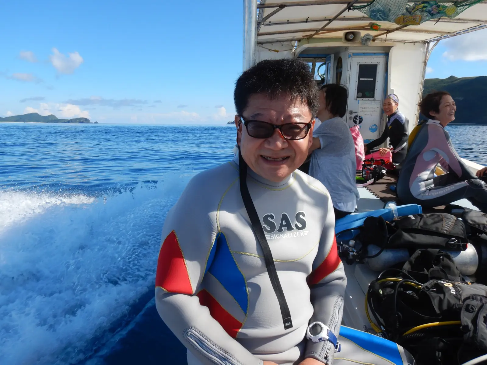 渡嘉敷島ツアーでボートに乗る一般のお客様