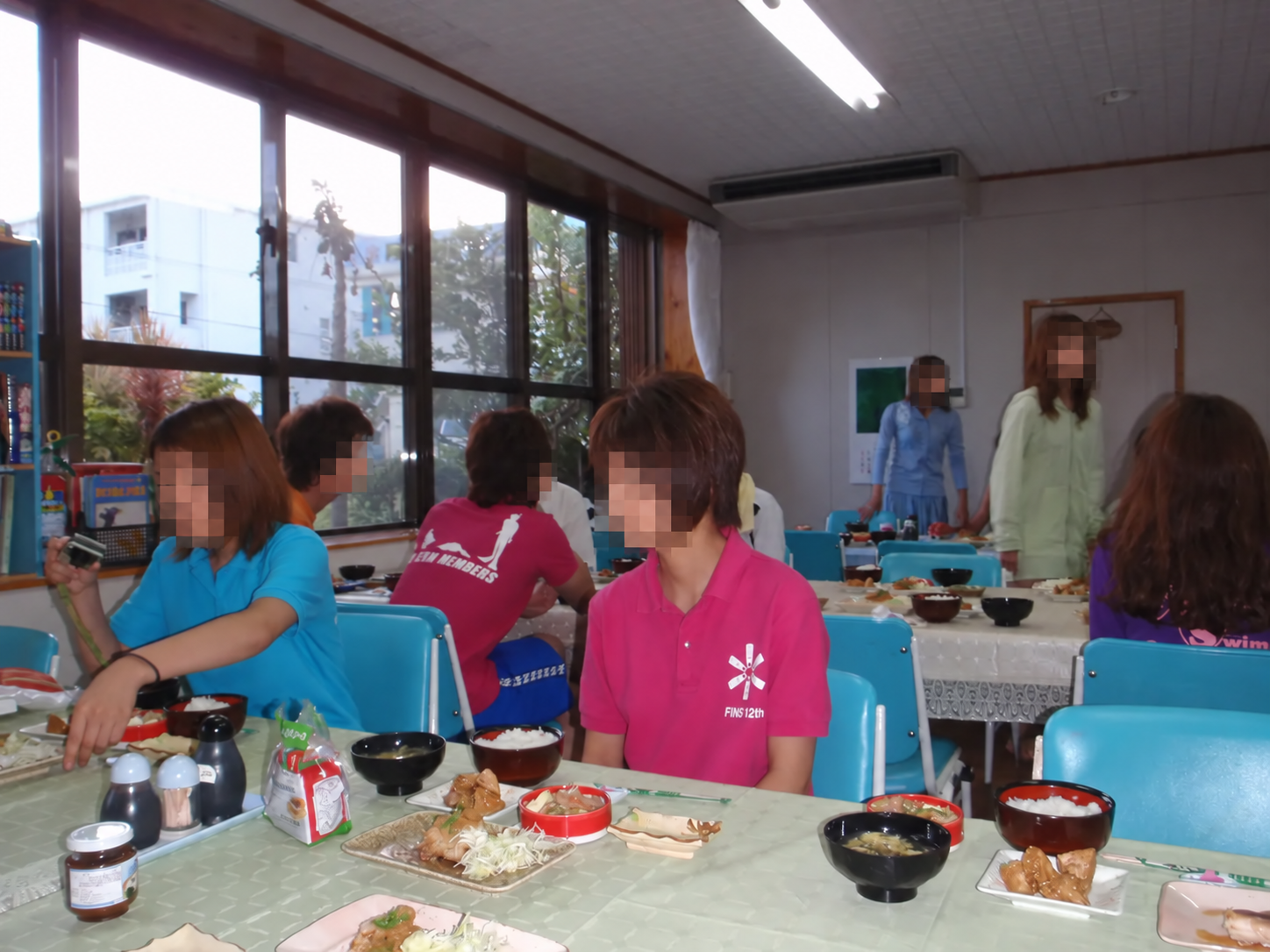 慶良間荘で食事を楽しむ参加者（学生の顔をモザイク処理済み）