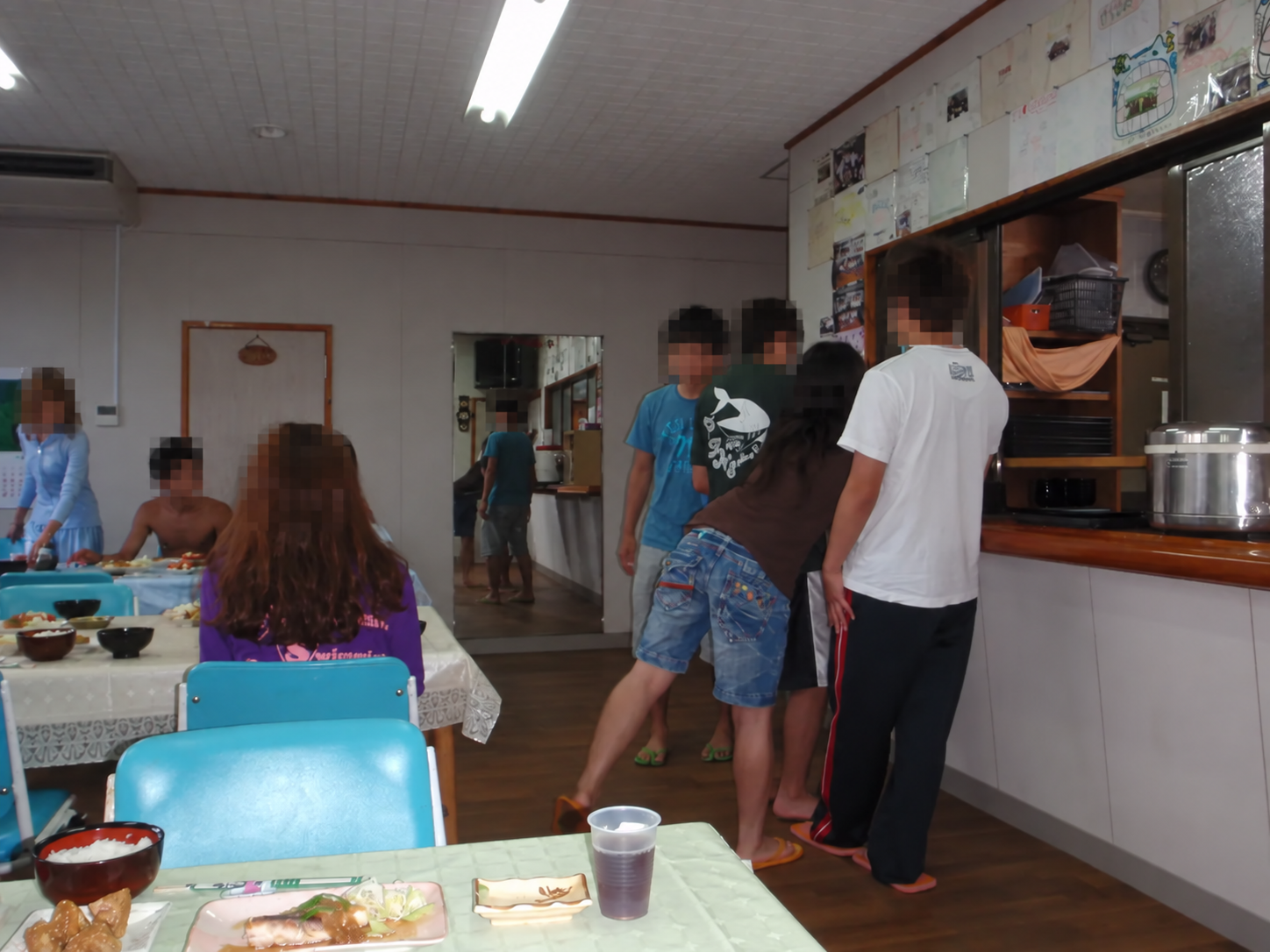 慶良間荘の食堂と食事の準備風景（学生の顔をモザイク処理済み）
