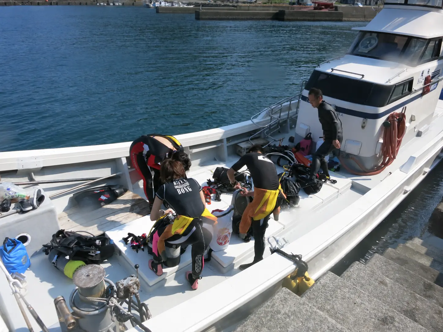 屋久島の港でダイビング器材を準備する様子