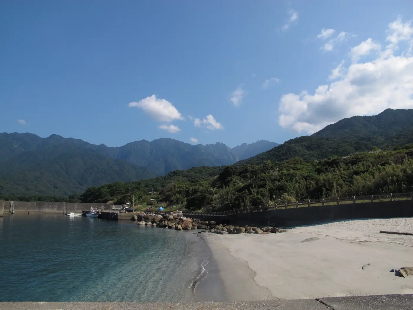 屋久島の山と海岸