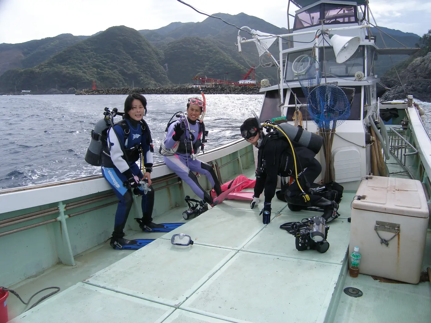 屋久島のダイビング船に乗るダイバー