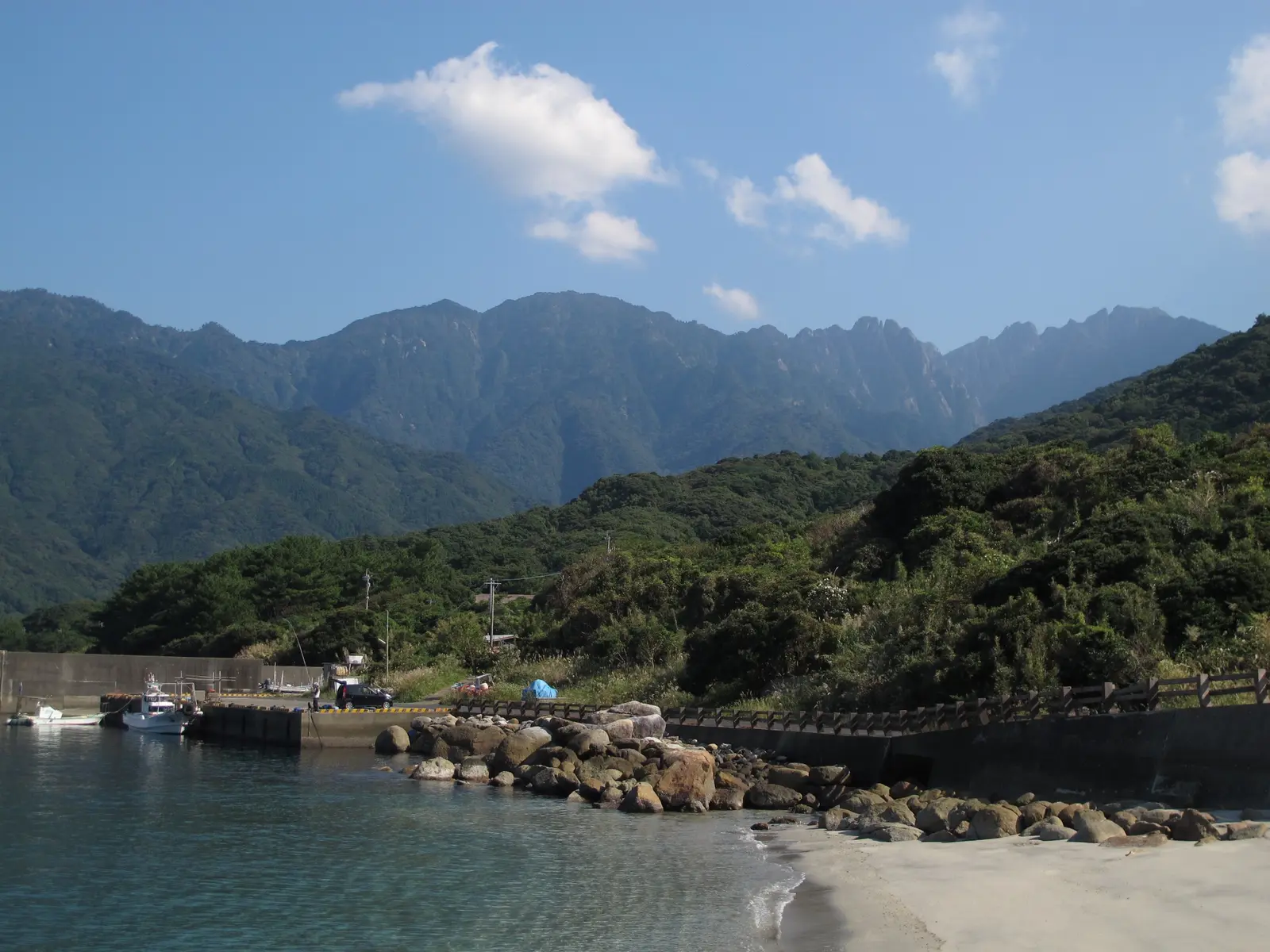 海辺から望む屋久島の山々