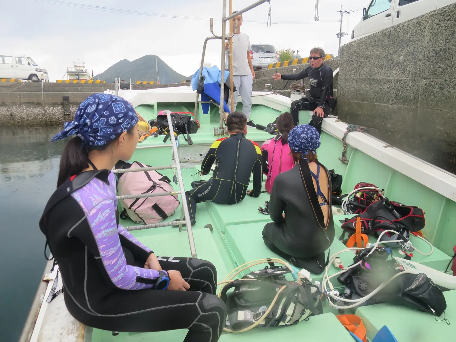 屋久島のダイビング船で過ごす参加者