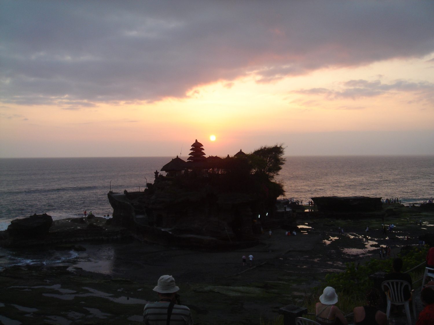 バリ島・タナロット寺院の夕景