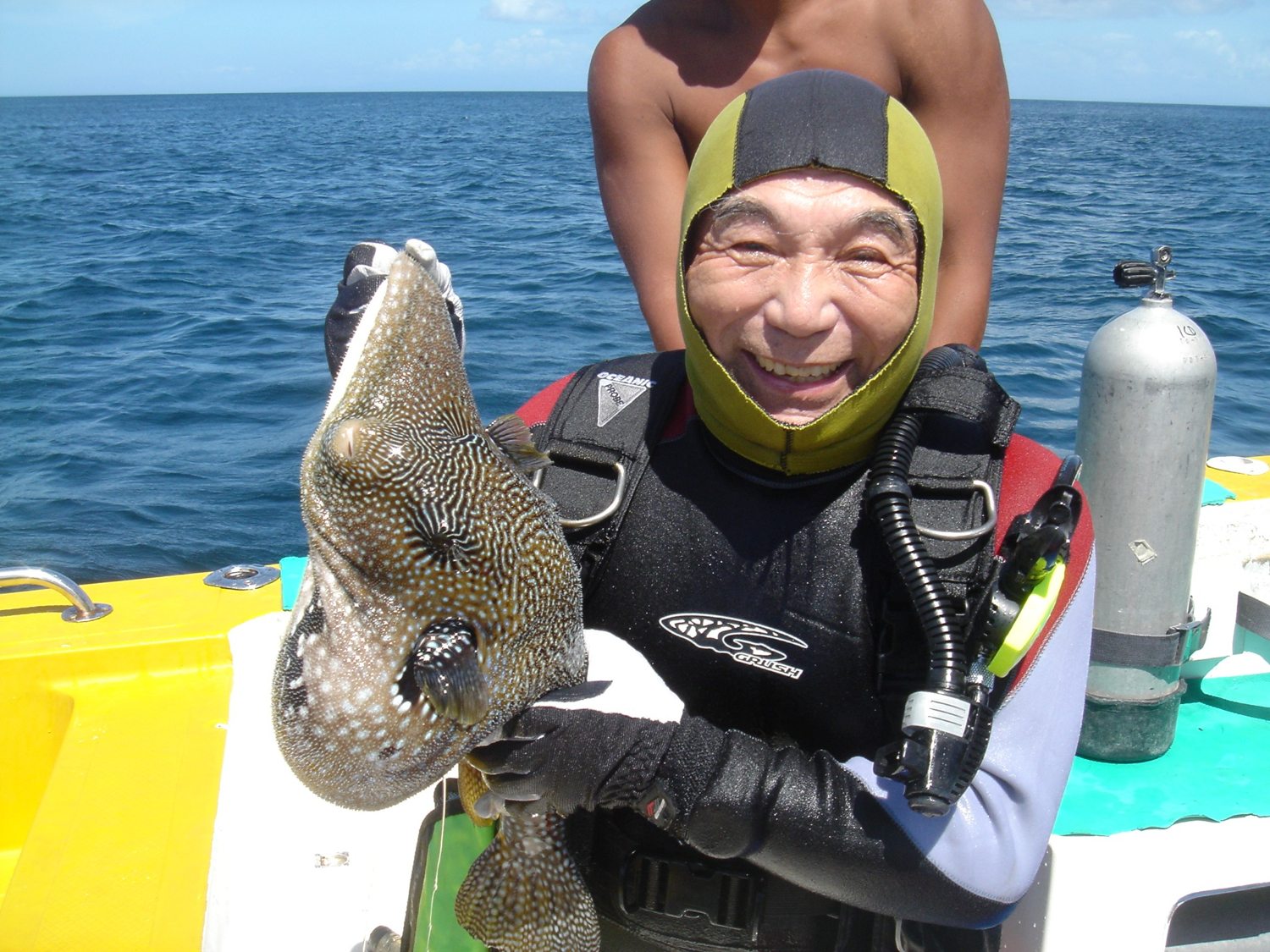 フグを手に満面の笑顔！ この後、フグは海に逃がしました
